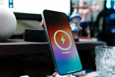 灵武苹果15换屏服务分享用什么充电器给iPhone15充电更好 